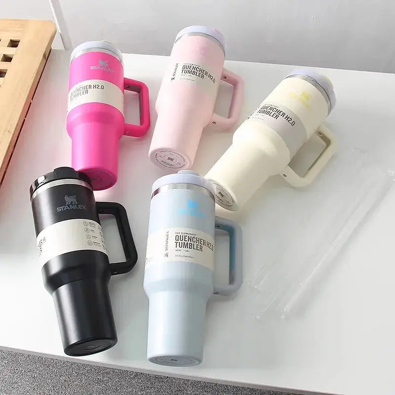 STANLEY Quencher 2.0: Der Edelstahl Vakuumisolierbecher, der Nachhaltigkeit und Trend vereint - Raffiniertedinge STANLEY Quencher 2.0: Der Edelstahl Vakuumisolierbecher, der Nachhaltigkeit und Trend vereint - Raffiniertedinge
